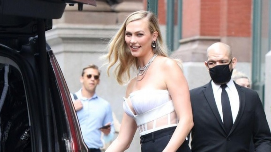 Karlie Kloss gợi cảm đến dự sự kiện sau gần 3 tháng sinh con