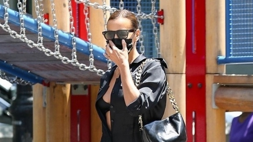 Irina Shayk gợi cảm ra phố sau khi đi nghỉ dưỡng cùng Kanye West tại Pháp