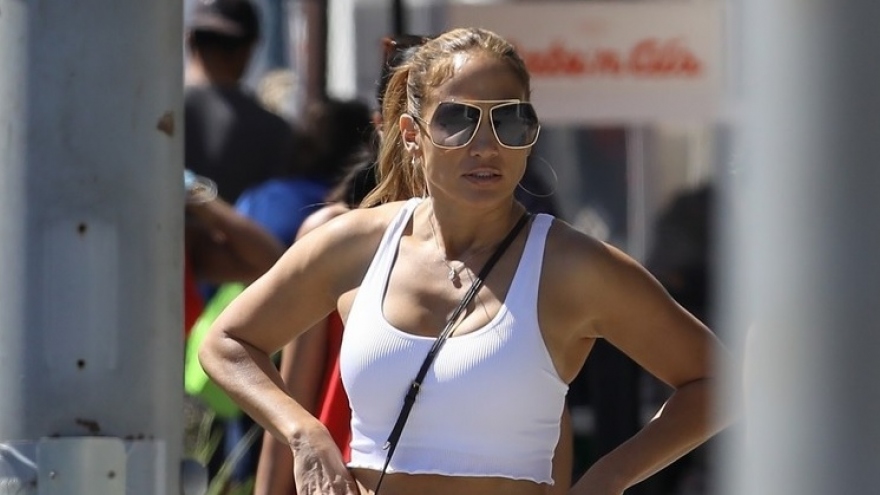 Jennifer Lopez gợi cảm đi mua sắm cùng bạn bè chiều cuối tuần