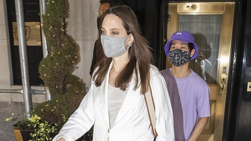 Angelina Jolie thanh lịch đi mua sắm cùng các con sau khi đến thăm nhà chồng cũ