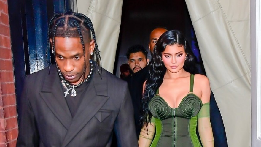 Kylie Jenner và bạn trai Travis Scott đưa con gái cưng đi dự sự kiện