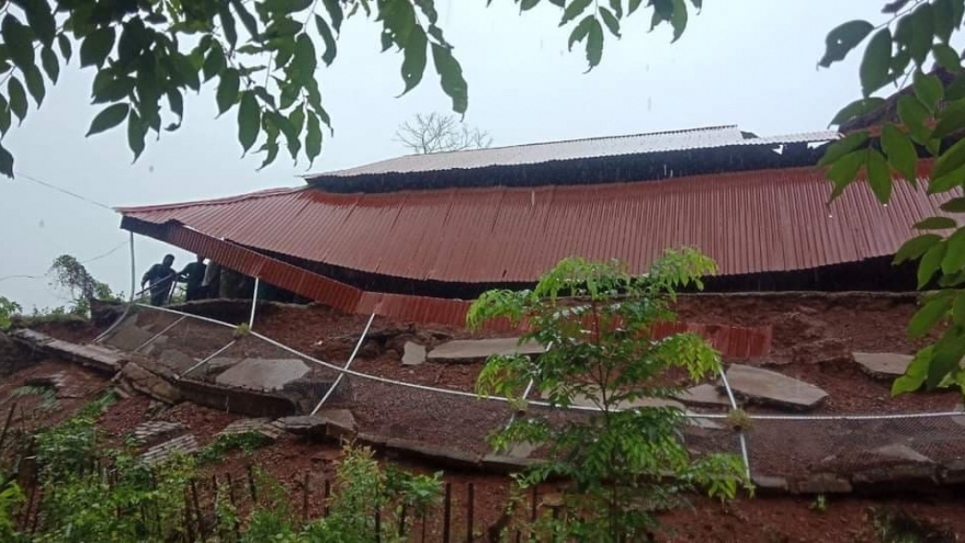 Mưa lớn gây sạt lở đất, sập nhiều nhà dân ở huyện miền núi Nghệ An