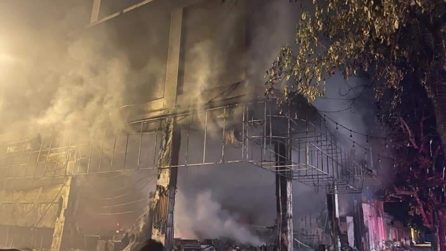 Phòng trà lớn ở thành phố Vinh bốc cháy dữ dội giữa đêm, 6 người thiệt mạng