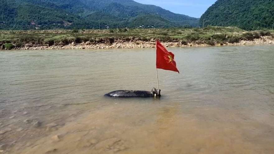 Đi quăng chài phát hiện quả bom “khủng” còn nguyên kíp nổ trên sông