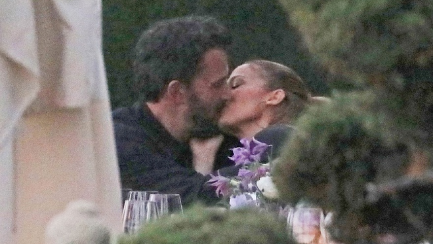 Jennifer Lopez ngọt ngào "khóa môi" bạn trai Ben Affleck trong tiệc sinh nhật em gái