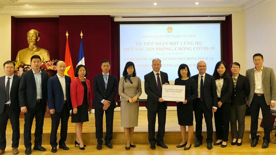 Cộng đồng người Việt và bạn bè Pháp trao tiền ủng hộ Quỹ Vaccine Việt Nam