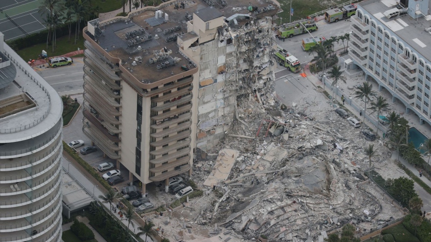 Khoảnh khắc kinh hoàng khi tòa chung cư 12 tầng ở Miami (Mỹ) sụp đổ