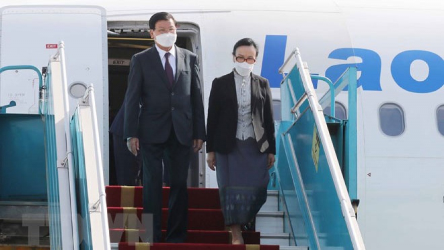 Tổng Bí thư, Chủ tịch nước Lào và phu nhân đến Thủ đô Hà Nội