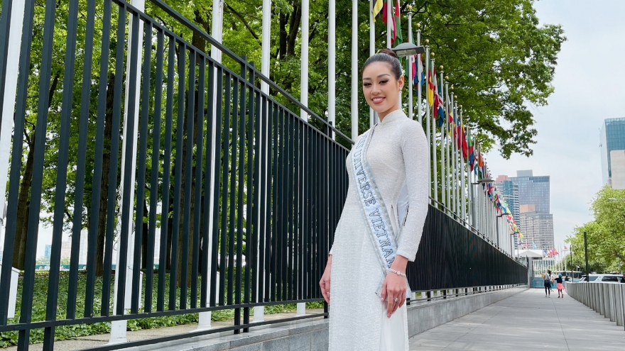 Hoa hậu Khánh Vân diện áo dài trắng, khoe dáng giữa nước Mỹ 