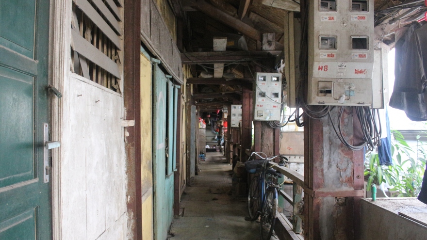 Cận cảnh khu nhà tập thể bằng gỗ xập xệ, xuống cấp ngay trung tâm Hà Nội