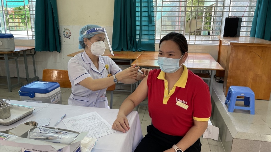 Hơn 6.500 nhân viên VinMart/VinMart+ tại tâm dịch được tiêm vaccine phòng COVID-19