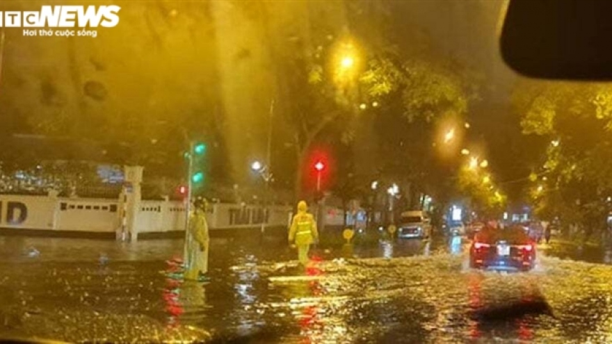 Đường Hà Nội ngập, cây đổ ngổn ngang sau cơn mưa lớn tối muộn