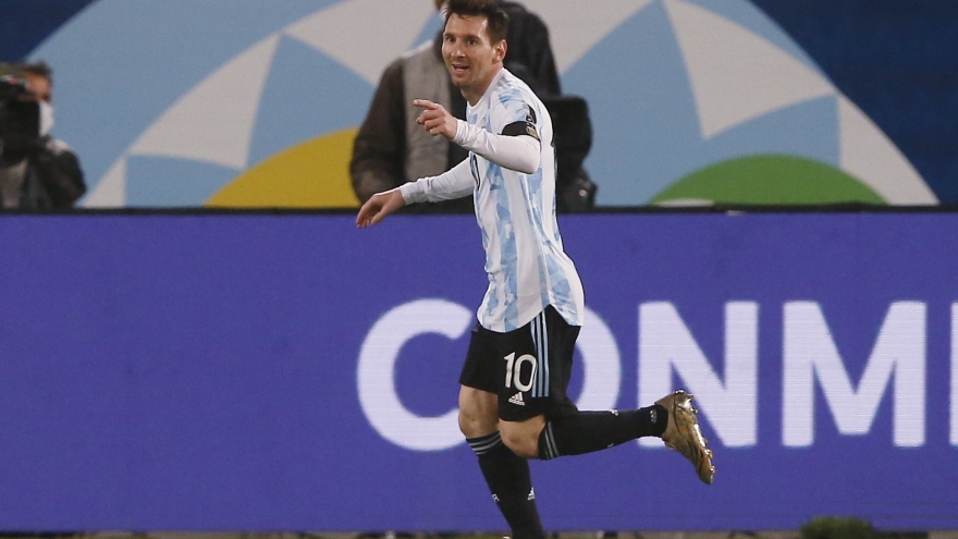 Messi chính thức trở thành cầu thủ "vĩ đại" nhất ĐT Argentina