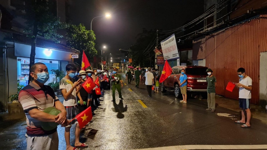 Người dân xã Xuân Lâm (Bắc Ninh) đội mưa "ăn mừng" dỡ phong toả