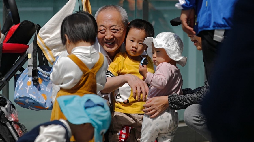 Trung Quốc cho sinh con thứ 3: Khó cải thiện được tỷ lệ sinh