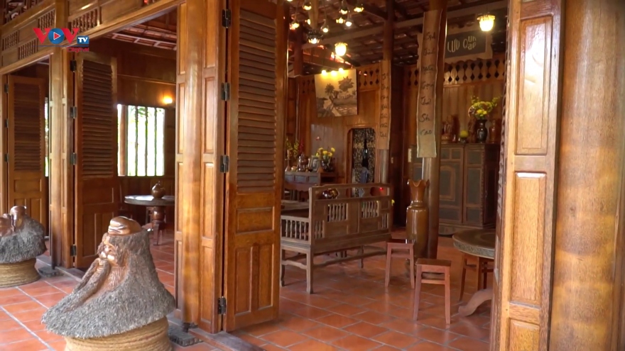 Ngôi nhà làm từ hàng nghìn cây dừa trăm tuổi tại Vĩnh Long