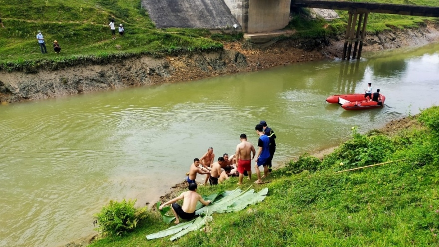 Thêm một thi thể nam sinh được tìm thấy trên sông Đào