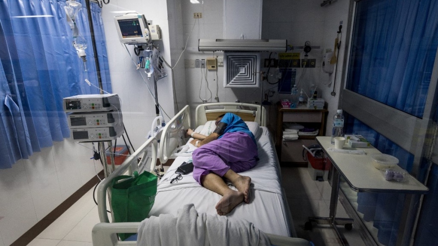 Bệnh viện Thái Lan quá tải, bãi đỗ xe thành nơi cấp cứu bệnh nhân Covid-19
