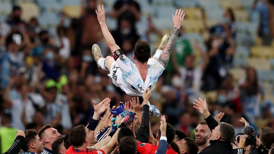 Messi được đồng đội "công kênh" sau khi giúp Argentina vô địch Copa America 2021