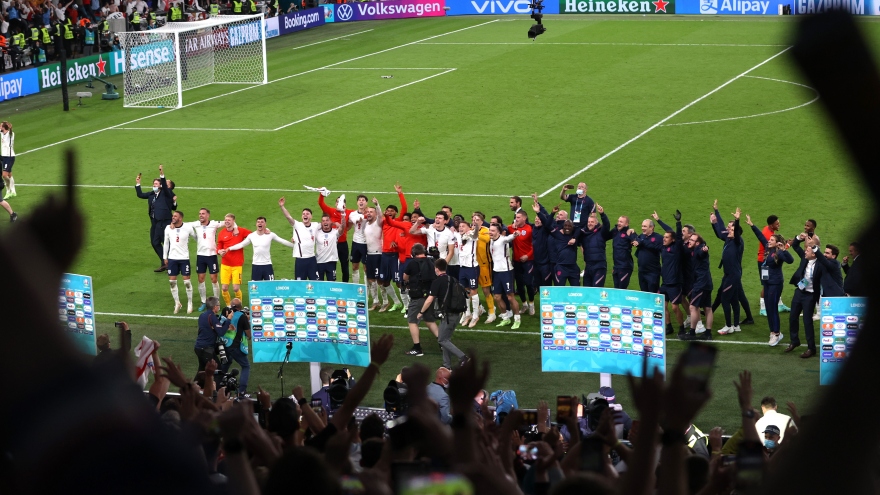 Sân Wembley mở hội, ĐT Anh ăn mừng cuồng nhiệt khi vào chung kết EURO 2021