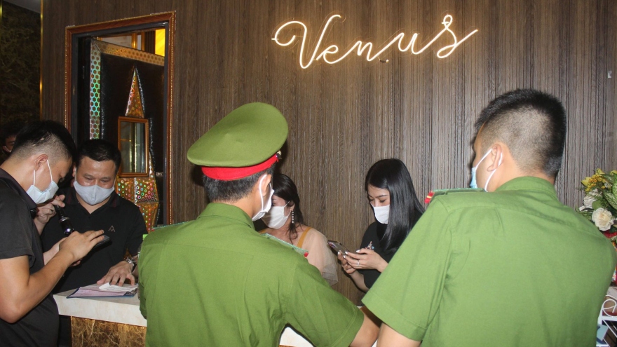 Quán karaoke ở Hà Nội cho người nước ngoài "bay lắc" trong mùa dịch
