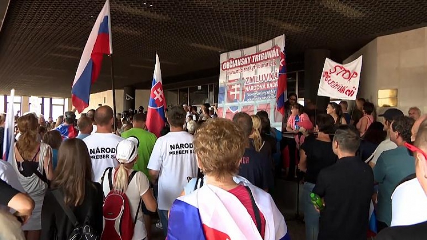 Người dân Slovakia biểu tình phản đối biện pháp mới chống COVID-19