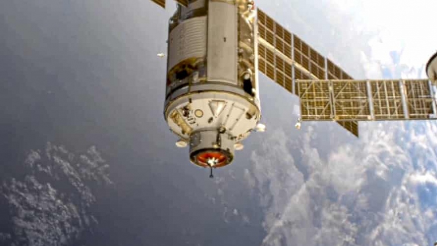 Module của Nga vừa phóng lên trạm vũ trụ đã đẩy ISS xoay 45 độ