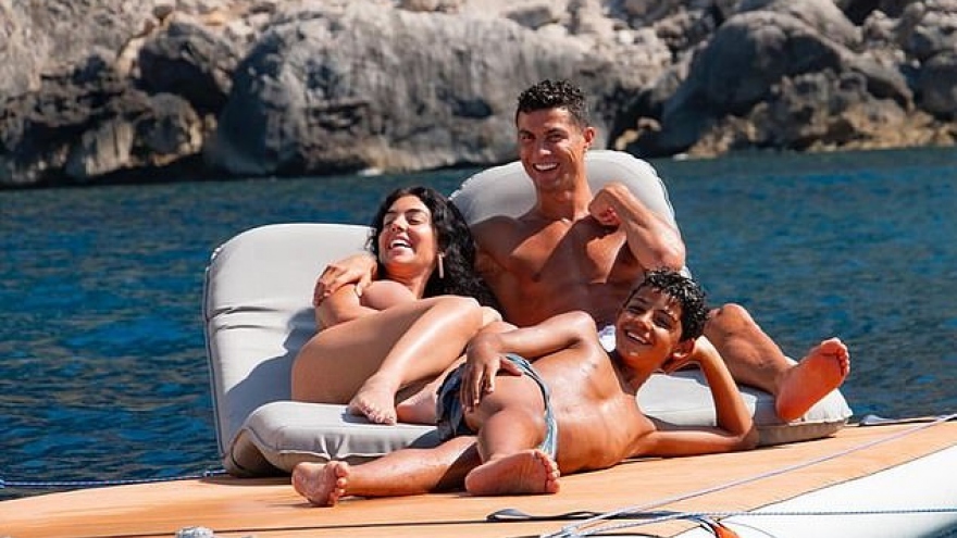Ronaldo khoe cơ bụng 6 múi bên bạn gái nóng bỏng