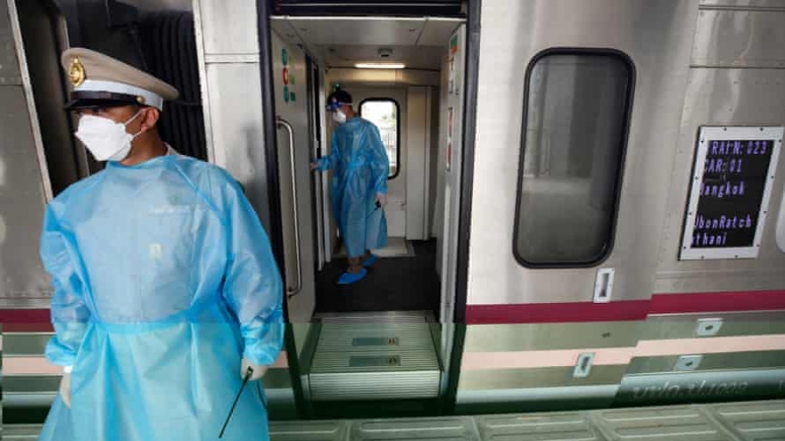 Hệ thống y tế quá tải, Thái Lan đưa bệnh nhân Covid-19 về quê bằng tàu hỏa