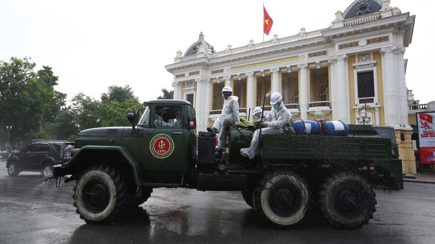 Quân đội phun khử khuẩn diện rộng tại Thủ đô Hà Nội, phòng Covid-19