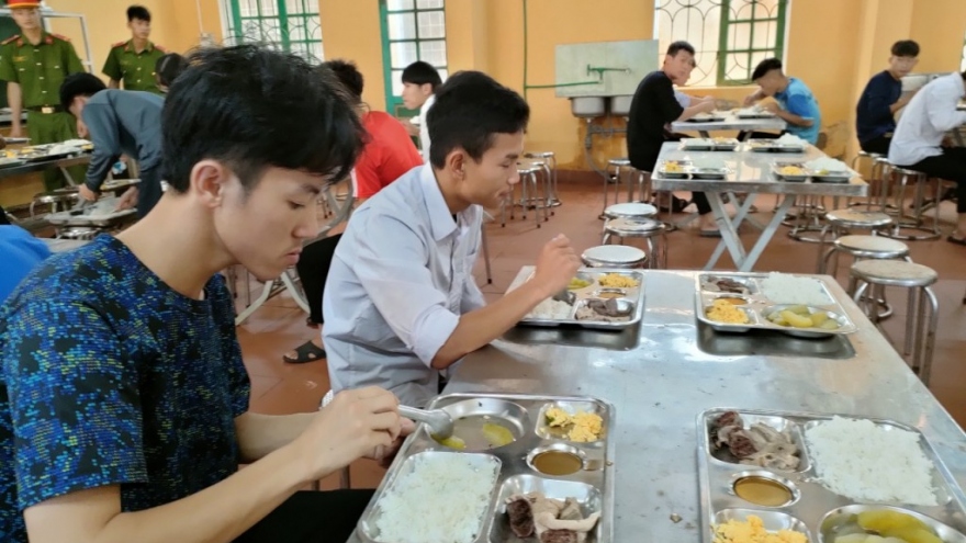 Đoàn viên vùng cao Mù Cang Chải nấu cơm hỗ trợ cho gần 100 thí sinh