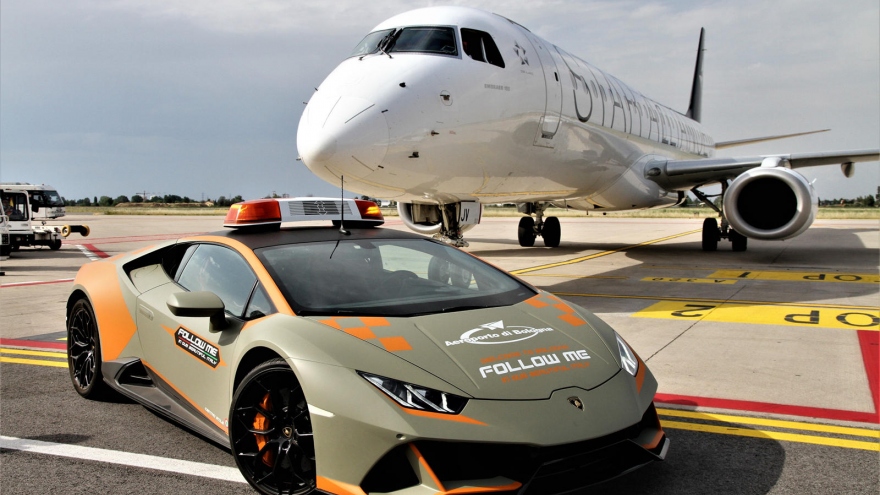 Lamborghini Huracan EVO làm xe dẫn đường sân bay tại Italy