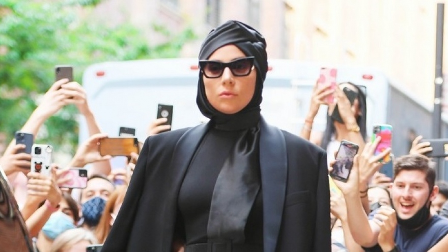 Lady Gaga "biến hóa" phong cách với blazer hờ hững tại sự kiện