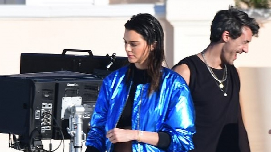 Kendall Jenner đẹp cuốn hút trong buổi chụp hình ở Pháp