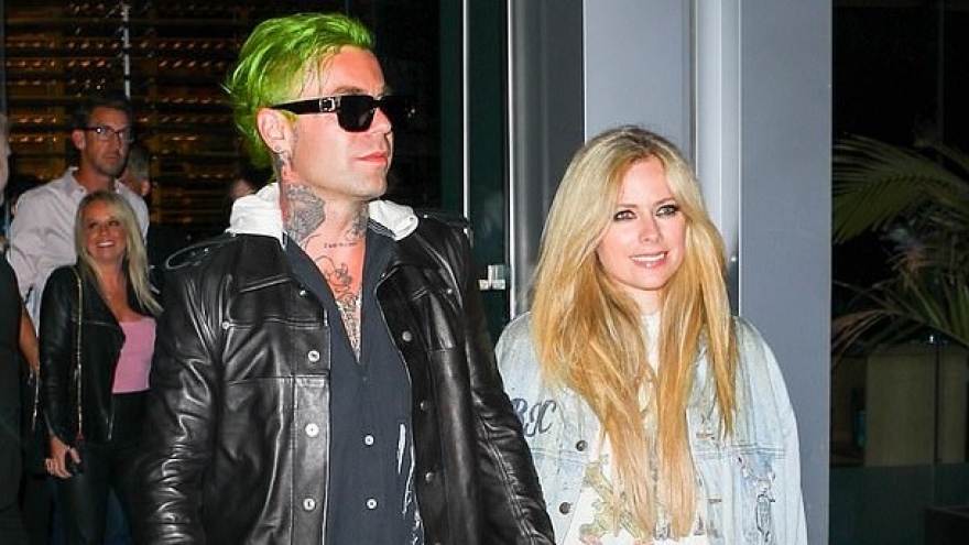 Avril Lavigne và bạn trai nắm tay tình cảm ra phố