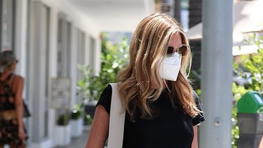Jennifer Aniston một mình đến cơ sở chăm sóc da liễu ở Mỹ