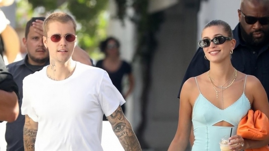 Vợ chồng Justin Bieber nắm tay tình cảm đi dạo phố ở Hy Lạp