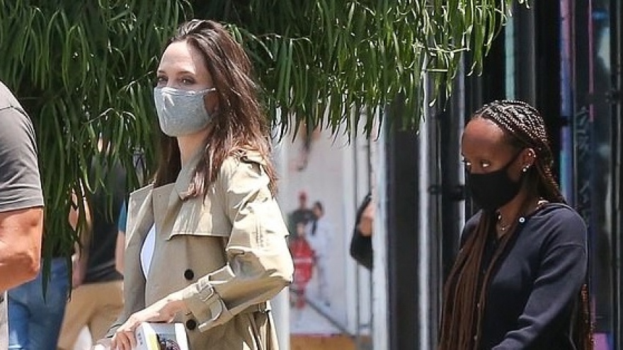 Angelina Jolie giản dị đi mua sắm cùng con gái Zahara