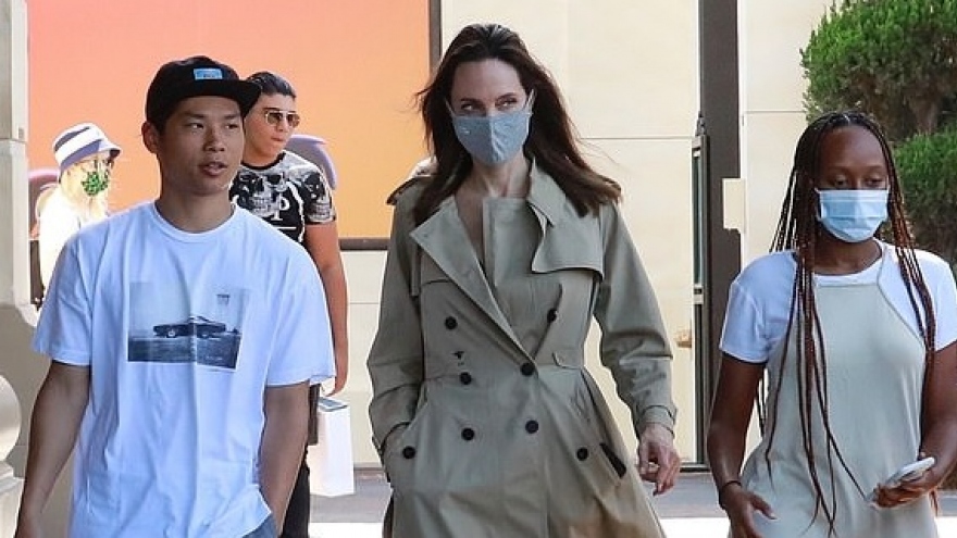 Angelina Jolie đi mua sắm cùng các con sau tin đồn hẹn hò The Weeknd
