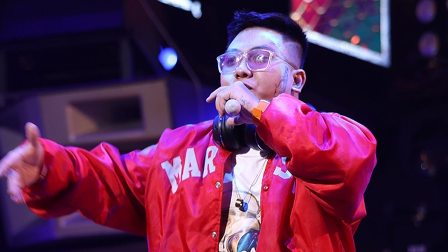 Thí sinh từng khiến Trấn Thành "không vui" bất ngờ chống nạng tái xuất Rap Việt mùa 2