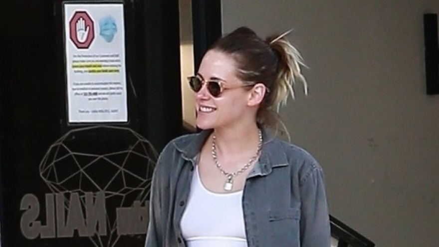 Kristen Stewart phối đồ cá tính khi đi mua sắm ở Los Angeles