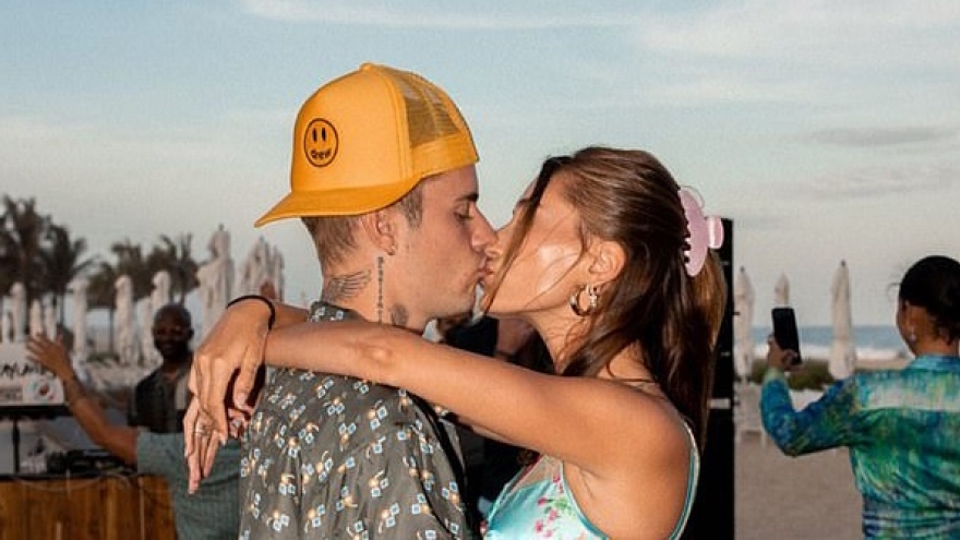 Justin Bieber và Hailey Baldwin "khóa môi" lãng mạn tại resort bên bãi biển ở Mexico