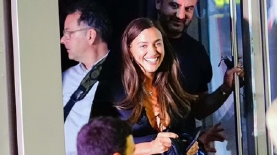 Siêu mẫu Irina Shayk rạng rỡ đi ăn tối cùng Jason Sudeikis và đoàn làm phim