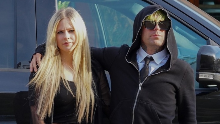 Avril Lavigne và bạn trai diện đồ đồng điệu cho buổi hẹn hò lãng mạn tại nhà hàng