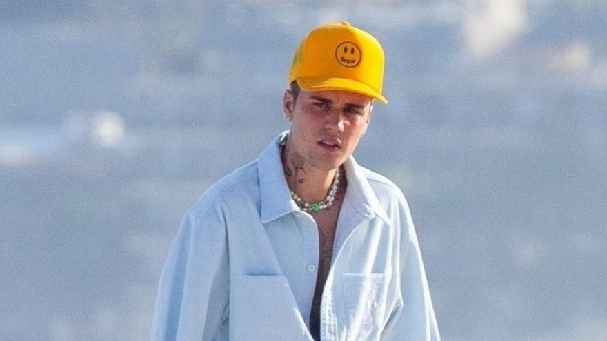 Justin Bieber và bà xã Hailey Baldwin đi dạo trên bãi biển ở Mexico