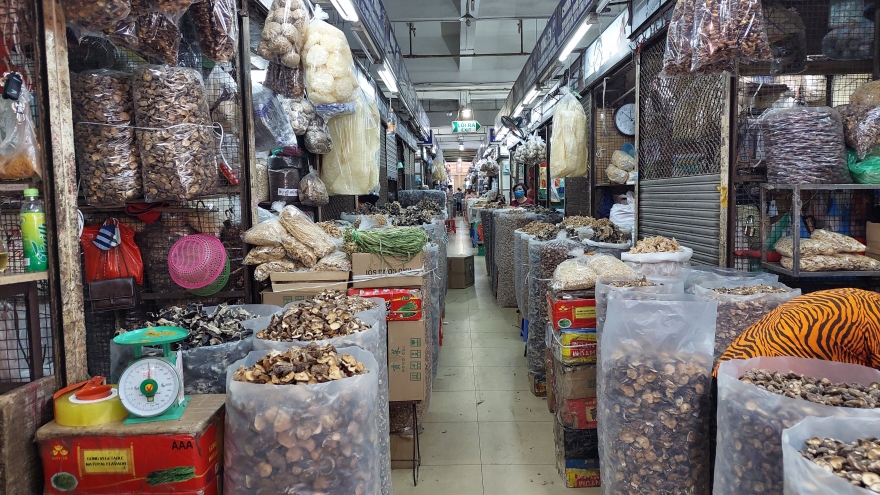Hơn 2.100 gian hàng không thiết yếu ở chợ Đồng Xuân đóng cửa để phòng dịch