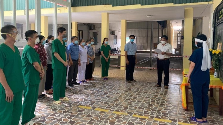 Nữ nhân viên y tế lập bàn thờ, chịu tang mẹ chồng ở bệnh viện dã chiến