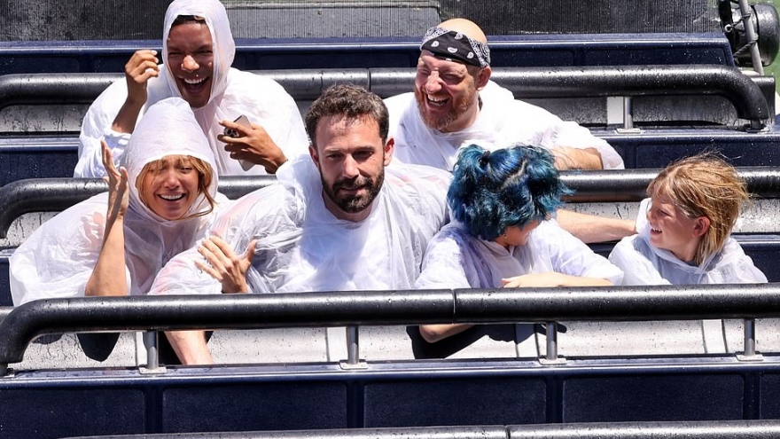 Jennifer Lopez ôm chặt tay Ben Affleck khi chơi tàu lượn siêu tốc cùng các con