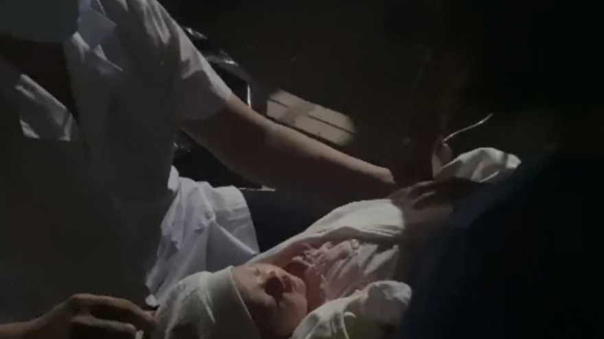 Phát hiện bé sơ sinh bị bỏ rơi tại cổng miếu làng