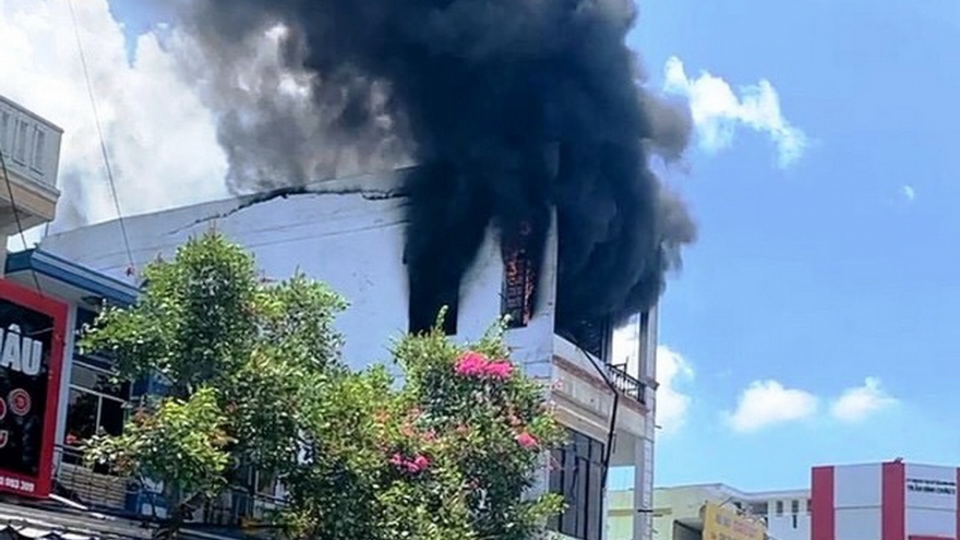 Nhà 3 tầng ở Quảng Nam bốc cháy giữa trưa